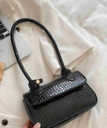 Minibolso cuadrado con solapa grabada en relieve (rg2204264345422747)