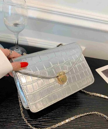 Bolso cuadrado con solapa de cadena y relieve (rg2206017370604228)