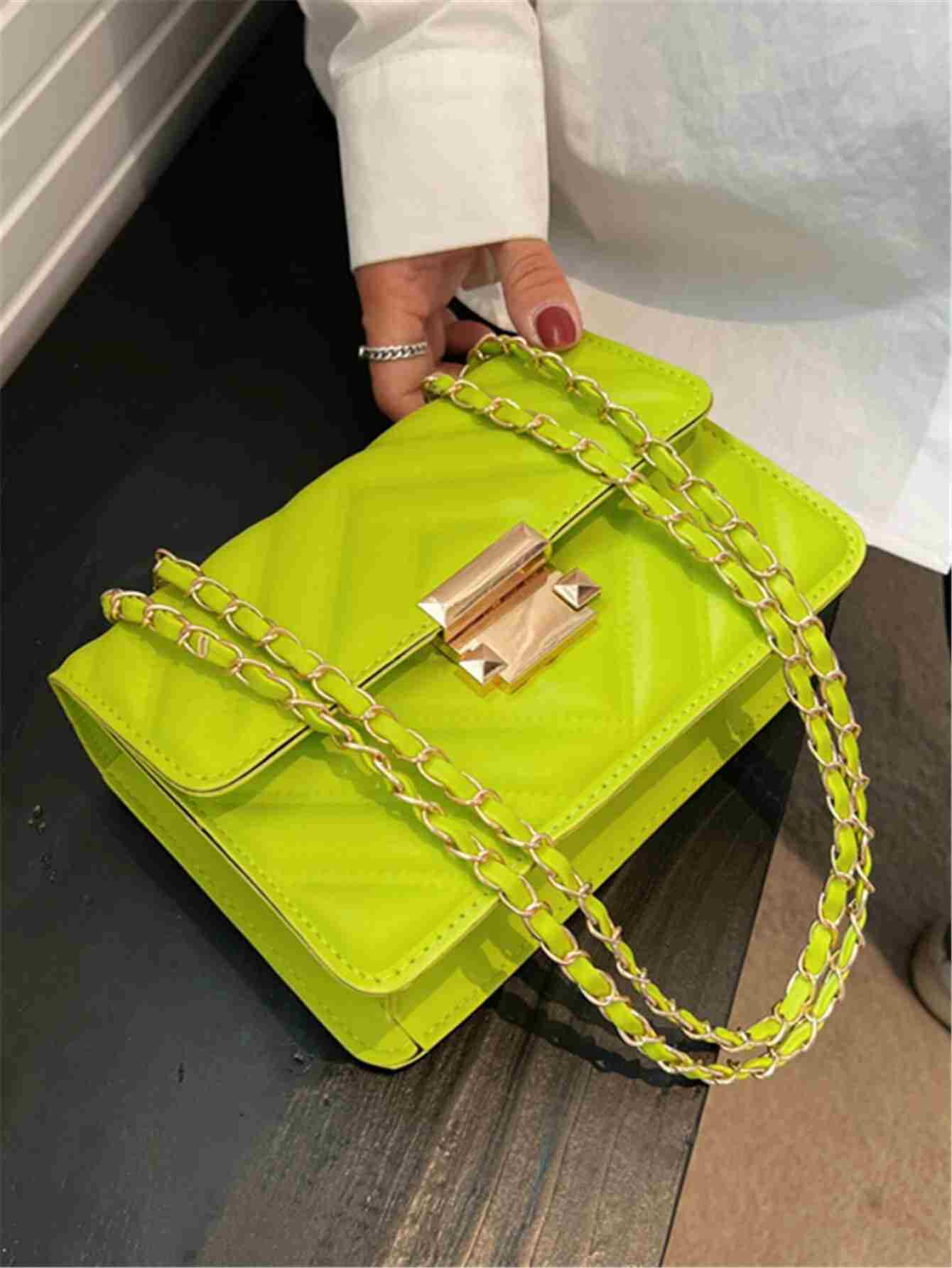 Bolso cuadrada mini neón de cheurón con solapa con cadena (sg2212041299938247) - Imagen 2