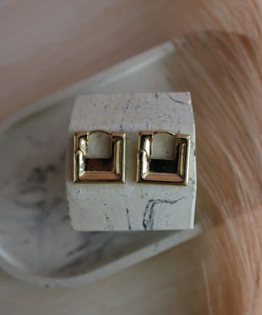 .Square huggie hoops (MFW0133-2)