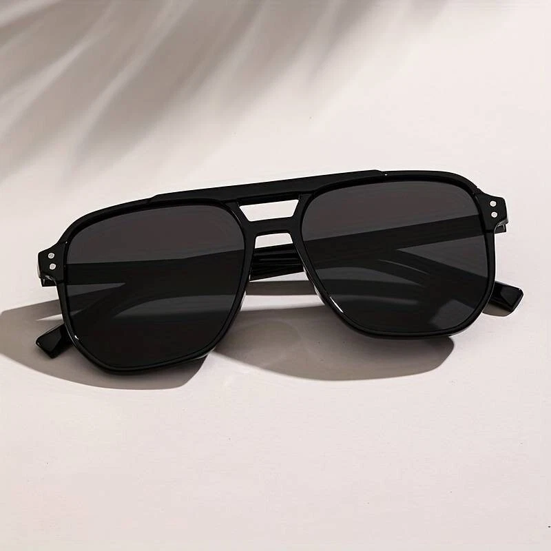 Lentes con marco negro y cristal negro (sc25060528930295195-1)