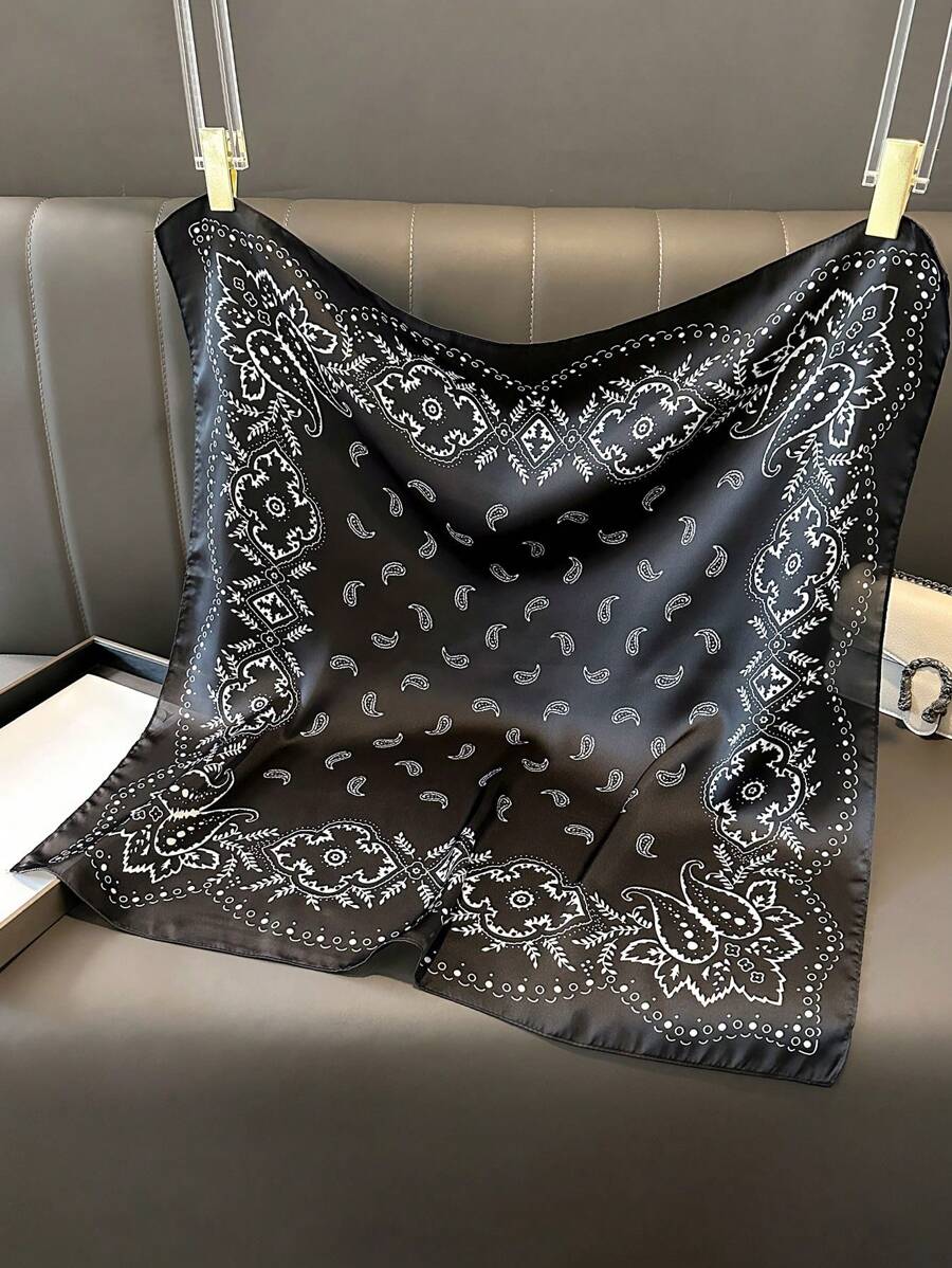Pañuelo negro con estampado paisley blanco (sc2312189736970829)