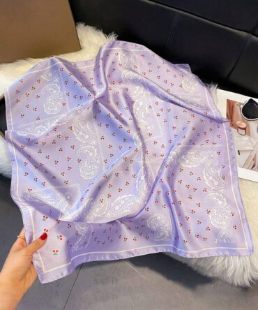 Pañuelo cerezas con base lila (sc25041504070207390)