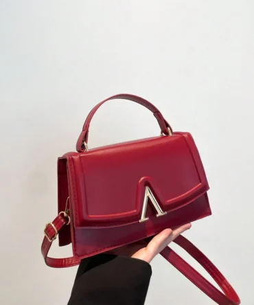 Bolso rojo con tapa plegable y detalles en dorado (sg2404152538831182)