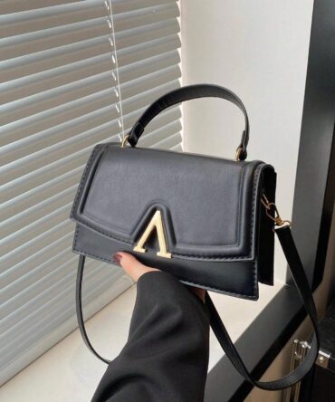 Bolso negro con tapa plegable y detalles en dorado (sg2404152538841184)