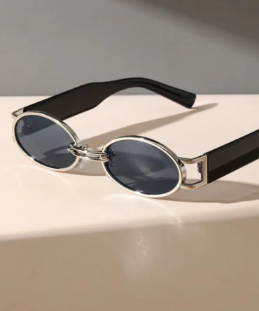 Lentes con marco ovalado en color negro y detalles plateados (sc25043061362581888)