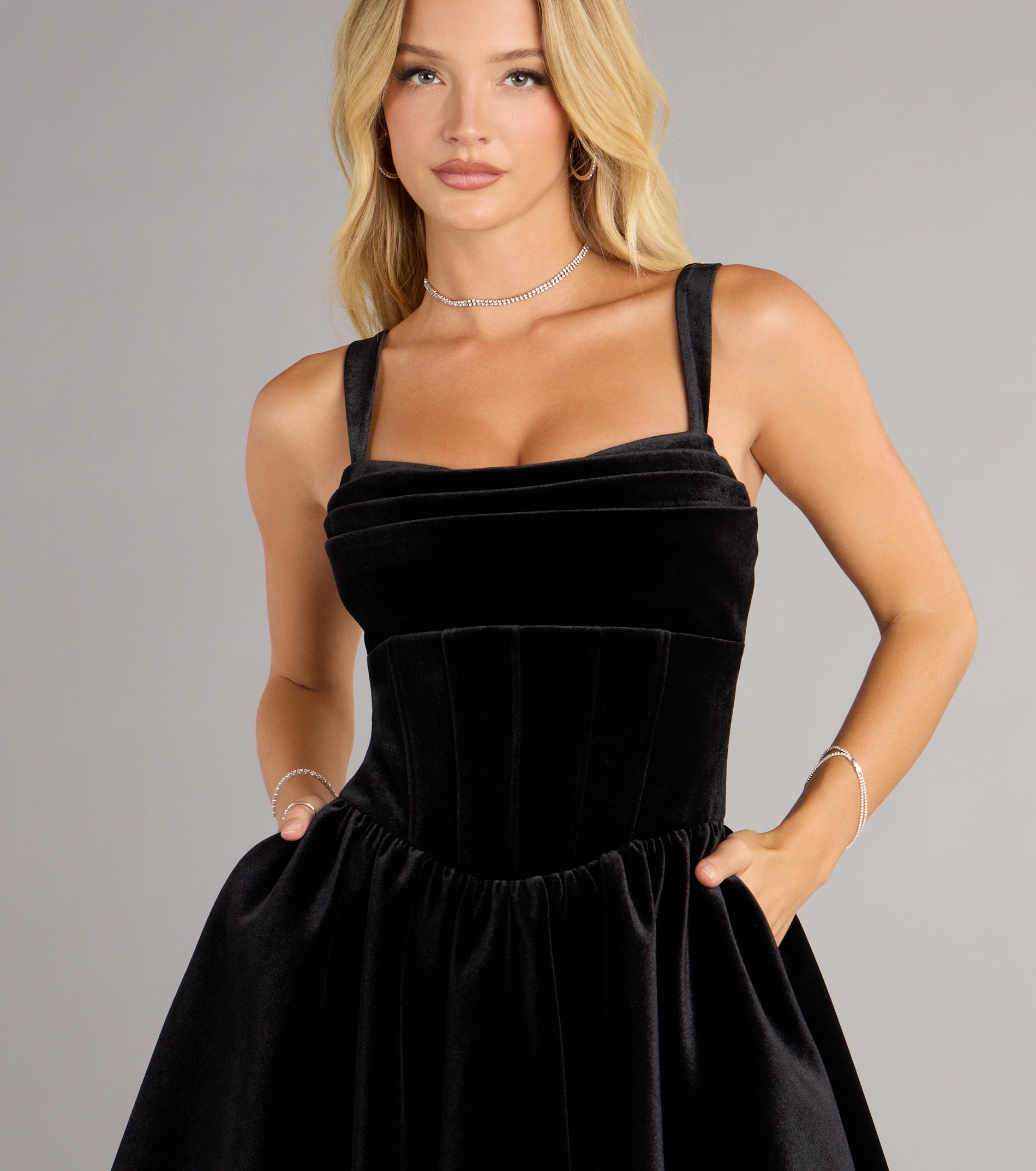 Vestido negro de terciopelo con falda estilo campana (wndsr9603) - Imagen 3