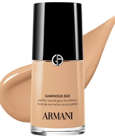 ARMANI - Base de maquillaje líquida Luminous Silk Natural Glow con efecto difuminador y duración de 24 horas - Tono 4.5