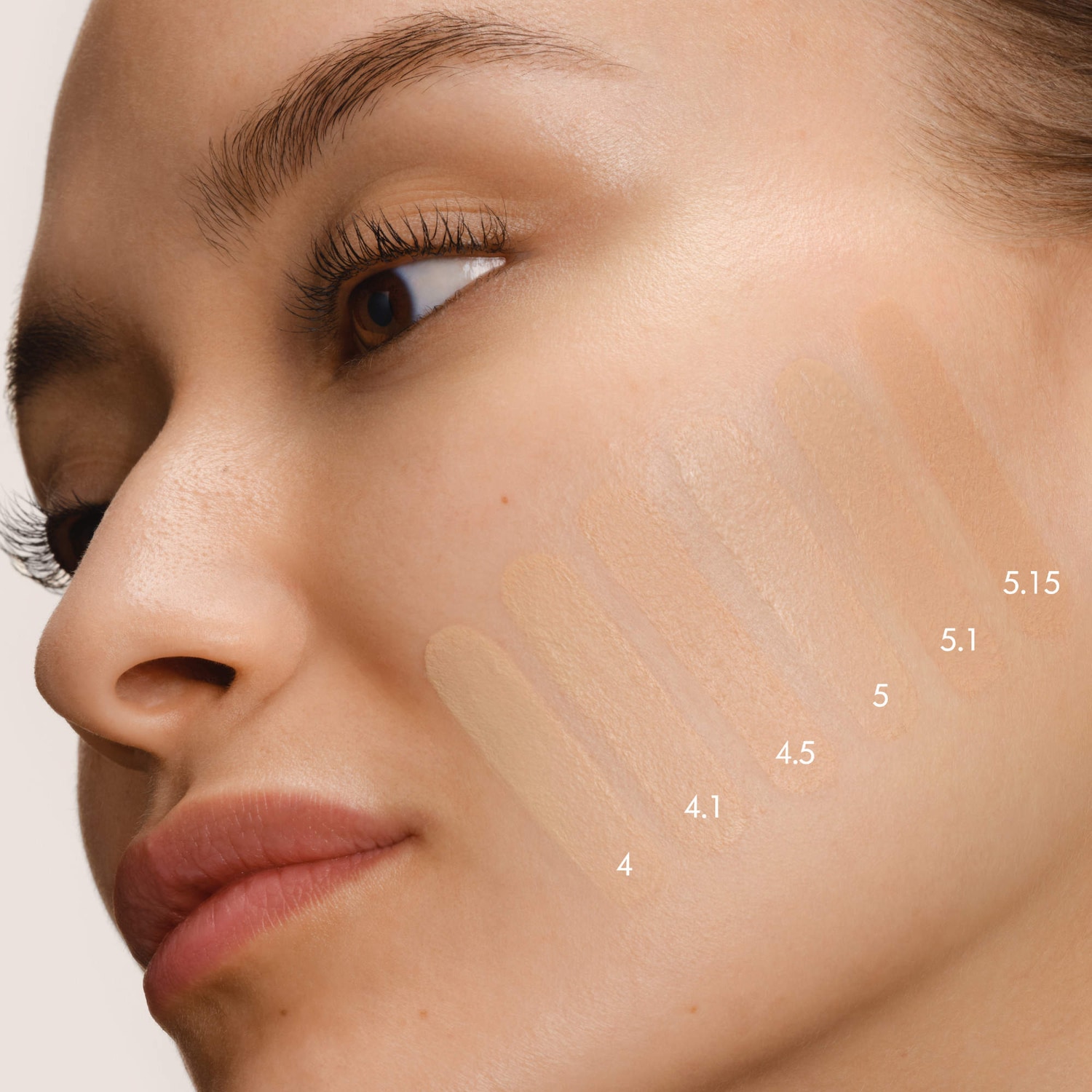ARMANI - Base de maquillaje líquida Luminous Silk Natural Glow con efecto difuminador y duración de 24 horas - Tono 4.5 - Imagen 2