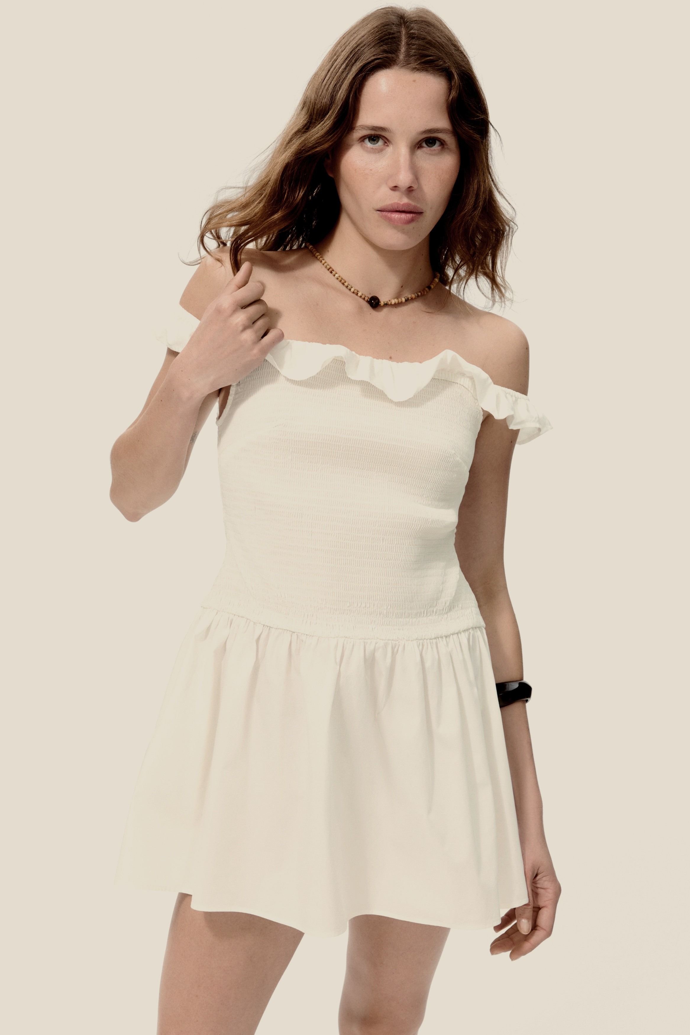 Off-the-shoulder White dress (1338367) - Imagen 2