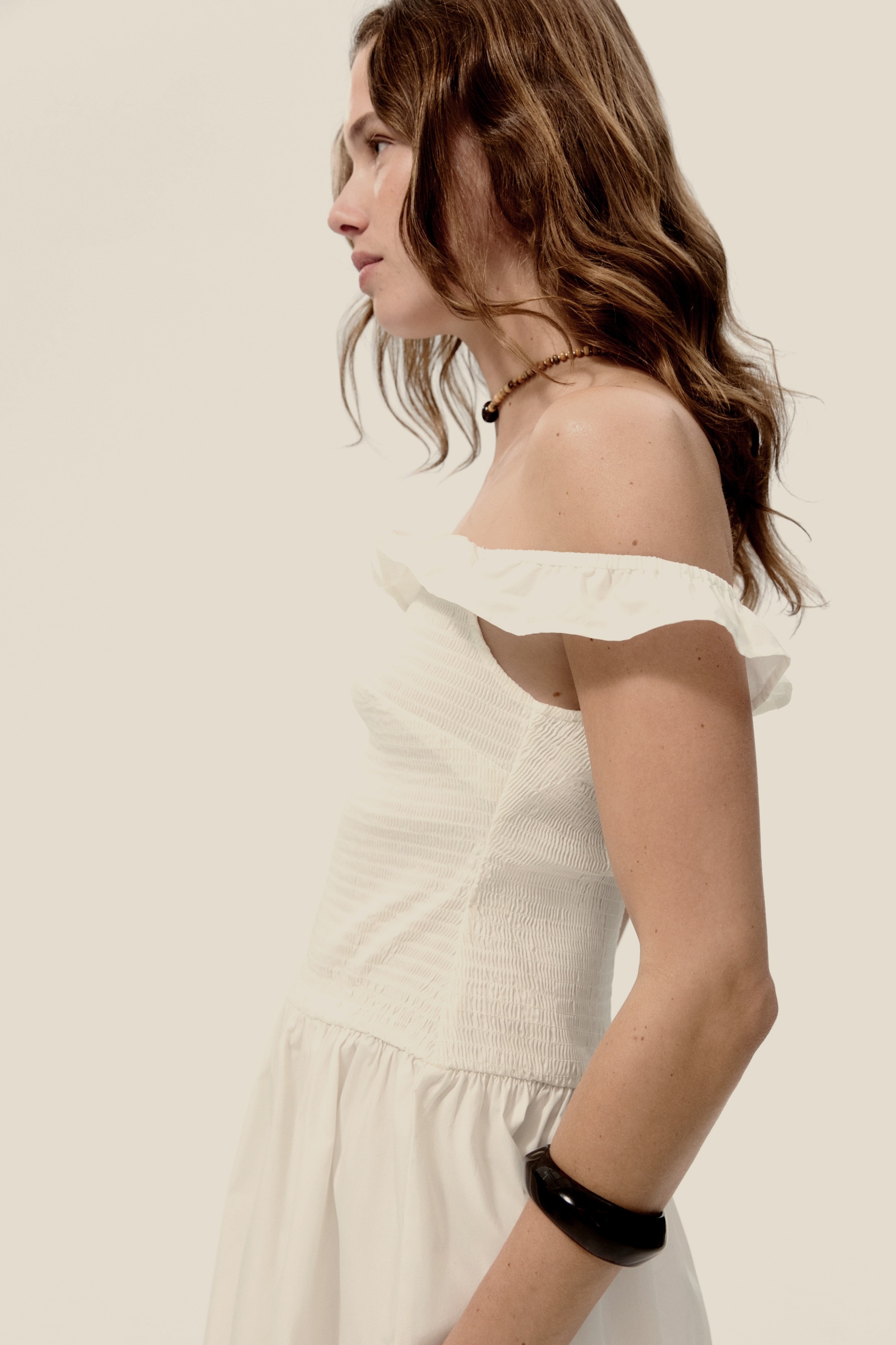 Off-the-shoulder White dress (1338367) - Imagen 3