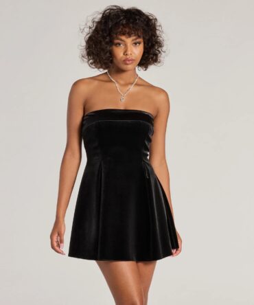 Vestido corto en color negro con falda acampanada (wndsr9629)