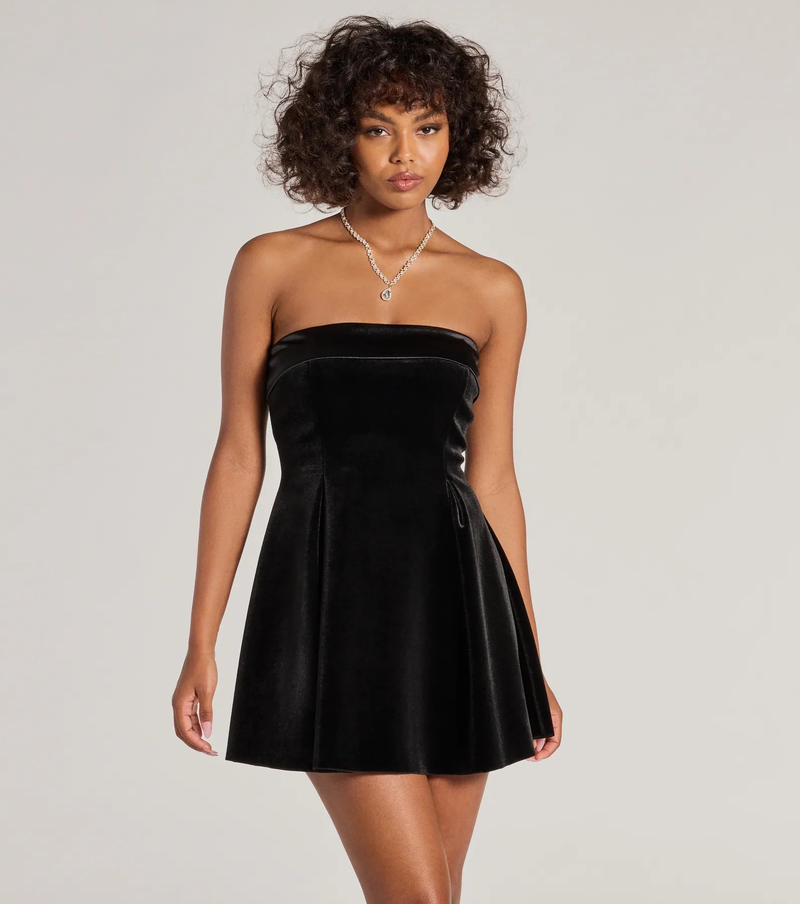 Vestido corto en color negro con falda acampanada (wndsr9629)